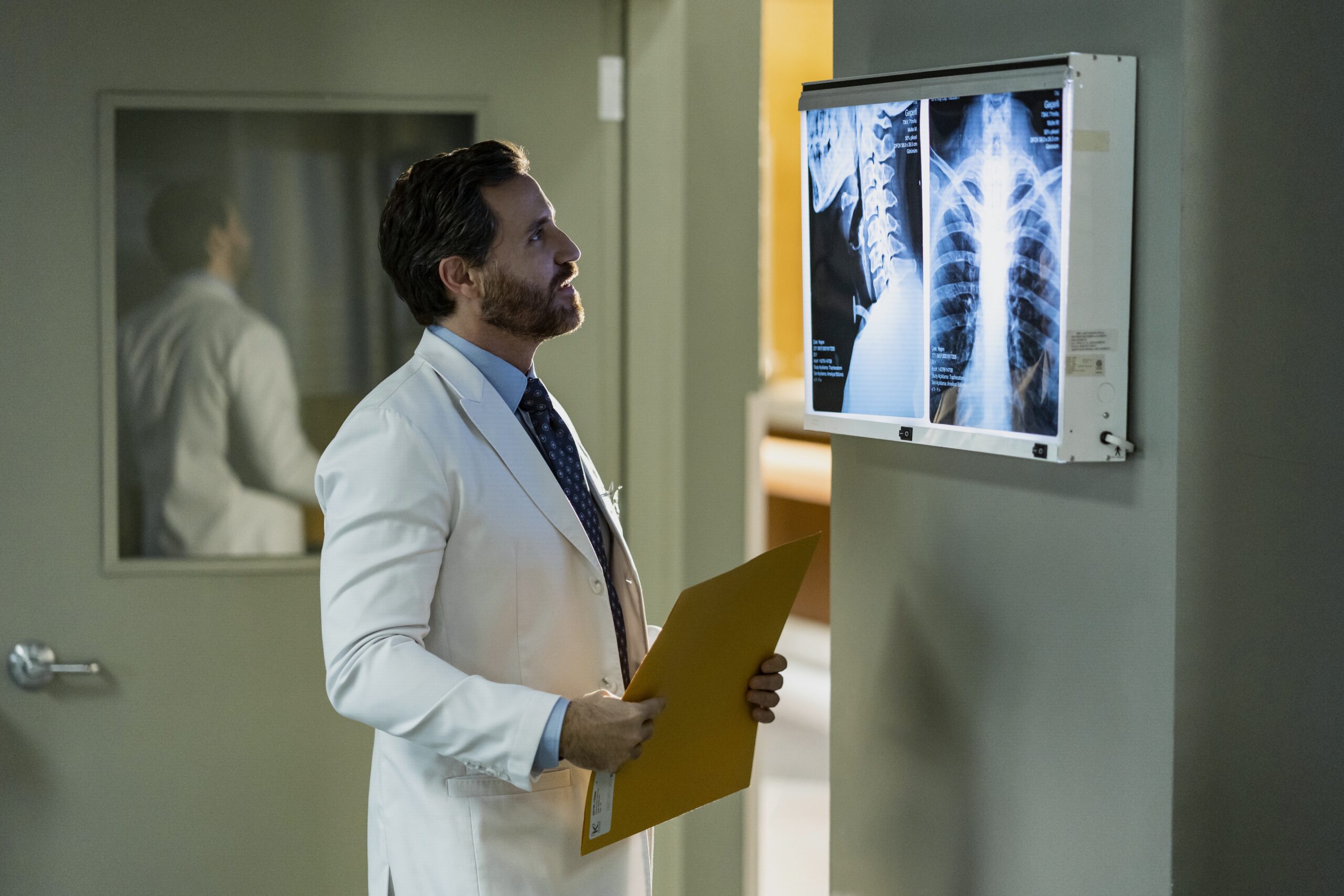 DR. DEATH -- "Tarantela Telaraña” Episode 204 -- Pictured: Edgar Ramírez as Dr. Paolo Macchiarini -- (Photo by: Scott McDermott/PEACOCK)