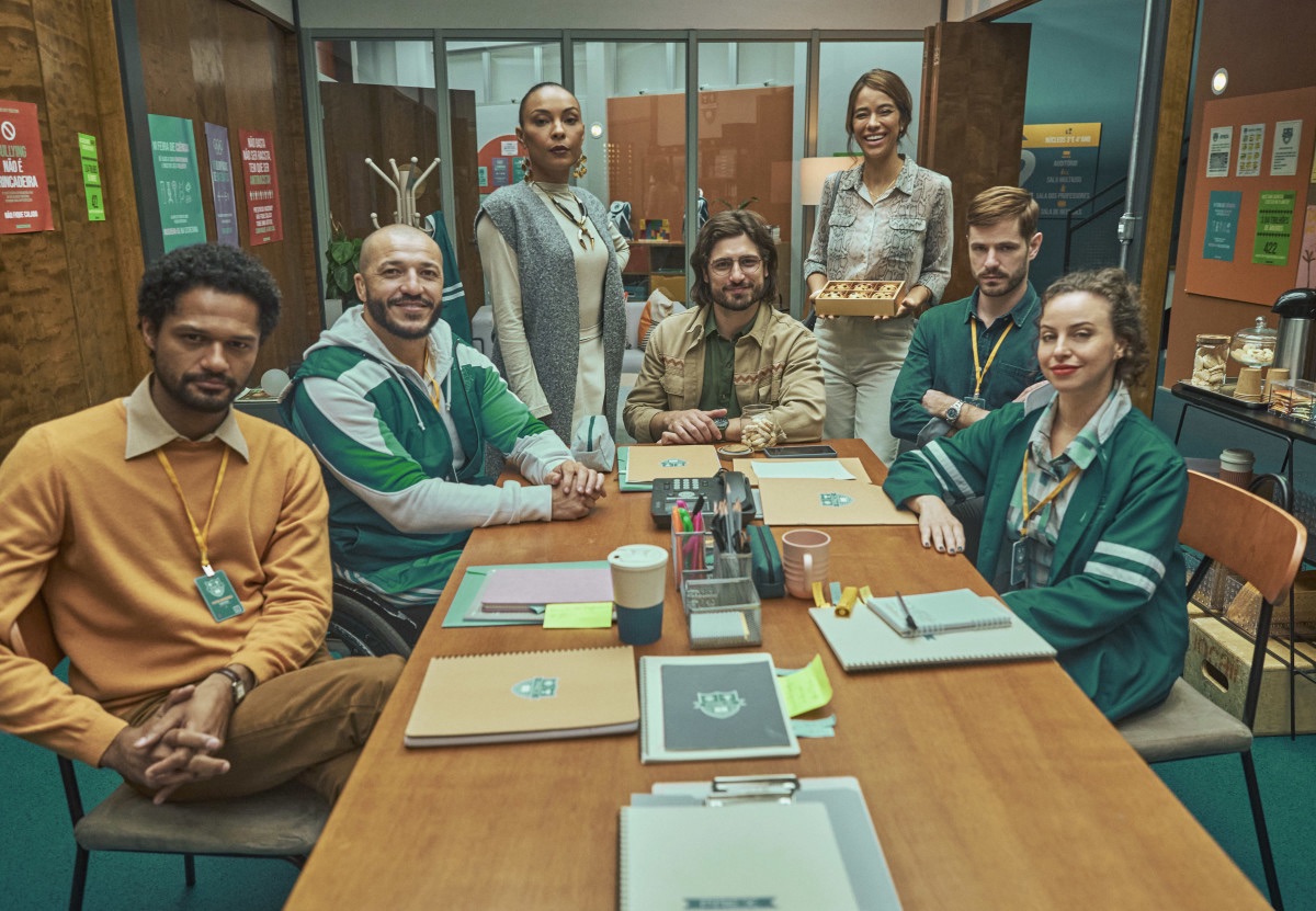 From left to right: PROFESSOR PIETRO (Emilio Farias); PROFESSOR GENTIL (Cássio Dutra) — the class's physical education teacher; PRINCIPAL ISABELA (Dandara Albuquerque) — the principal authority at the Prex school in Brazil. Serious and intimidating, but she is hiding a secret in her personal life; PROFESSOR MARCOS (Daniel Rocha) — a biology teacher and fourth-grade tutor. He is a plant enthusiast and responsible for the school's greenhouse. Kind, dedicated and loving towards both plants and people; KELLY (Miá Mello) — overprotective and over the top, she is Otávio's mother and president of the Prex school's Parent-Teacher Association; PROFESSOR GAEL (Maurício Destri) — a mathematician who is strategic and willing to do anything to get what he wants; PROFESSOR HELÔ (Mayara Constantino) — teaches theater and the arts.